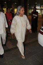 Jaya Bachchan snapped at international airport on 20th June 2014 (7)_53a4e62412221.JPG