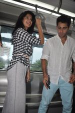 Deeksha Seth and Armaan Jain take metro ride in Andheri, Mumbai on 20th June 2014 (1)_53a63be077b7f.JPG