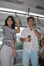 Deeksha Seth and Armaan Jain take metro ride in Andheri, Mumbai on 20th June 2014 (92)_53a63b9bd54ee.JPG