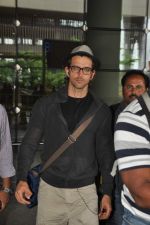 Hrithik Roshan snapped at international airport on his arrival from London on 21st June 2014 (3)_53a64de646329.JPG