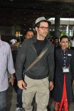 Hrithik Roshan snapped at international airport on his arrival from London on 21st June 2014 (4)_53a64de7a57dd.JPG