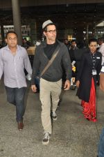 Hrithik Roshan snapped at international airport on his arrival from London on 21st June 2014 (6)_53a64de9aa18f.JPG