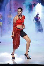 Parvati Omanakuttan on the ramp for INIFD show in Bandra on 26th June 2014 (2)_53ad631aaa9aa.JPG
