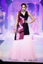 Parvati Omanakuttan on the ramp for INIFD show in Bandra on 26th June 2014 (5)_53ad631c615fc.JPG