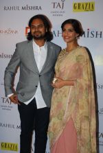 Sonam Kapoor at Rahul Mishra celebrates 6 years in fashion with Grazia in Taj Lands End on 26th June 2014 (496)_53ad77877e09a.JPG