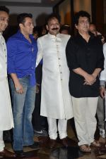 Salman Khan at Baba Siddiqui_s iftar party in Mumbai on 6th July 2014 (79)_53ba459ece762.JPG