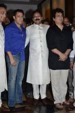 Salman Khan at Baba Siddiqui_s iftar party in Mumbai on 6th July 2014 (81)_53ba459fda94a.JPG