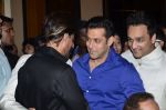 Salman Khan, Shahrukh Khan at Baba Siddiqui_s iftar party in Mumbai on 6th July 2014 (114)_53ba45ae82c14.JPG