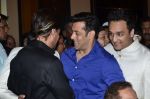 Salman Khan, Shahrukh Khan at Baba Siddiqui_s iftar party in Mumbai on 6th July 2014 (116)_53ba45af01a65.JPG