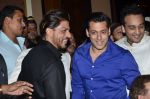 Salman Khan, Shahrukh Khan at Baba Siddiqui_s iftar party in Mumbai on 6th July 2014 (119)_53ba45cc28e6f.JPG