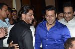 Salman Khan, Shahrukh Khan at Baba Siddiqui_s iftar party in Mumbai on 6th July 2014 (120)_53ba45afd961e.JPG