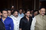 Salman Khan, Shahrukh Khan at Baba Siddiqui_s iftar party in Mumbai on 6th July 2014 (136)_53ba461565ca9.JPG