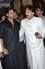 Shahrukh Khan at Baba Siddiqui_s iftar party in Mumbai on 6th July 2014 (11)_53ba464f92331.JPG