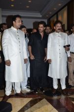 Shahrukh Khan at Baba Siddiqui_s iftar party in Mumbai on 6th July 2014 (3)_53ba461d55d69.JPG