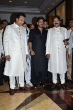 Shahrukh Khan at Baba Siddiqui_s iftar party in Mumbai on 6th July 2014 (4)_53ba461dd6ca0.JPG