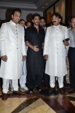 Shahrukh Khan at Baba Siddiqui_s iftar party in Mumbai on 6th July 2014 (5)_53ba461e5c661.JPG