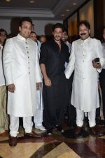 Shahrukh Khan at Baba Siddiqui_s iftar party in Mumbai on 6th July 2014 (6)_53ba461edeb4e.JPG