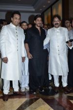Shahrukh Khan at Baba Siddiqui_s iftar party in Mumbai on 6th July 2014 (8)_53ba461feeef8.JPG