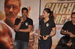 Ajay Devgn, Kareena Kapoor at the Trailer launch of Singham Returns on 11th July 2014 (47)_53c185cb2e5cc.JPG