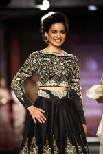 Kangana Ranaut walks for Anju Modi in IIJW 2014 in Grand Hyatt, Mumbai on 16th July 2014 (1)_53c7bfd30c120.jpg