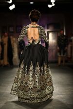 Kangana Ranaut walks for Anju Modi in IIJW 2014 in Grand Hyatt, Mumbai on 16th July 2014 (51)_53c7bf94361c5.jpg