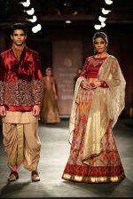 Model walks for Anju Modi in IIJW 2014 in Grand Hyatt, Mumbai on 16th July 2014 (65)_53c7bf878e288.jpg