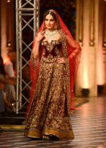 Bipasha Basu walk for Fashion Design Council of India presents Shree Raj Mahal Jewellers on final day of India Couture Week in Delhi on 20th July 2014 (7)_53cd4718385c6.jpg