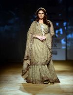 Huma Qureshi walk for Rimple & Harpreet Narula show on final day of India Couture Week in Delhi on 20th July 2014 (23)_53cd4979ed58d.jpg