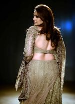 Huma Qureshi walk for Rimple & Harpreet Narula show on final day of India Couture Week in Delhi on 20th July 2014 (33)_53cd498bb032d.jpg