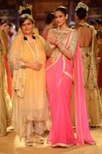 Ileana D_Cruz walk for Sulakshana Couture show on final day of India Couture Week in Delhi on 20th July 2014 (40)_53cd48fca1b62.JPG