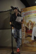 Akshay Kumar sings live to promote his new film in Jogeshwari, Mumbai on 23rd July 2014 (24)_53cfeefd2971c.JPG
