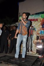 Emraan Hashmi sells tickets for Raja Natwarlal Promotions in Gaiety, Mumbai on 26th July 2014 (18)_53d4577144a56.JPG