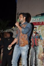 Emraan Hashmi sells tickets for Raja Natwarlal Promotions in Gaiety, Mumbai on 26th July 2014 (19)_53d457724bc8e.JPG
