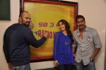 Kareena Kapoor, Ajay Devgan, Rohit Shetty at Singham Returns promotions in Radio Mirchi 98.3 on 30th July 2014 (34)_53da31e141640.JPG