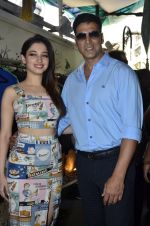 Akshay Kumar, Tamannaah Bhatia at the special sale of garments worn by stars of the movie Entertainment in support of Youth Organisation in Defence of Animals in Mumbai on 2nd Aug 2014 (45)_53dddf20727e5.JPG