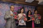 Dia Mirza unveils new Savvy cover in Mumbai on 6th Aug 2014 (23)_53e340be27a3f.JPG