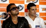 Akshay Kumar, Yo Yo Honey Singh at World Kabbai League launch in London on 9th Aug 2014 (52)_53e75e33eecae.JPG