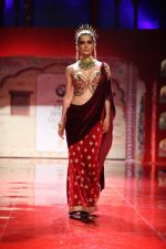 Kangana Ranaut walks for Suneet Verma at India Bridal week day 3 on 9th Aug 2014  (104)_53e7552120aee.jpg
