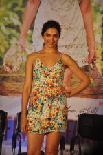 Deepika Padukone at Finding Fanny musical event in Novotel, Mumbai on 10th Aug 2014 (14)_53e8bf6bc02e2.JPG