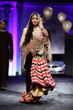 Pernia Qureshi walks for Meera Mussafar Ali at India Bridal week on 10th Aug 2014 (41)_53e8c14e9aae6.jpg