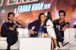 Farah Khan, Sonu Sood, Vivaan Khan, Shahrukh at the Trailer launch of Happy New Year in Mumbai on 14th Aug 2014 (350)_53edf5905387a.JPG