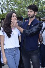 Shraddha Kapoor, Shahid Kapoor at Haider promotions at Umang College festival  in Parle, Mumbai on 15th Aug 2014 (17)_53ef4ae99a4cc.JPG
