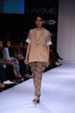 Model walk the ramp for Archana Rao at Lakme Fashion Week Winter Festive 2014 Day 2 on 20th Aug 2014 (37)_53f481478073e.JPG