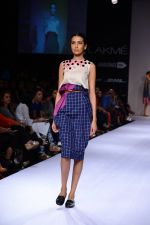 Model walk the ramp for Archana Rao at Lakme Fashion Week Winter Festive 2014 Day 2 on 20th Aug 2014 (66)_53f4816f30e90.JPG