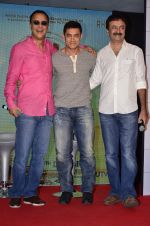 Aamir Khan, RajKumar Hirani and Vidhu Vinod Chopra at PK 2nd poster launch in Mumbai on 20th Aug 2014 (12)_53f58c5f80c4e.JPG