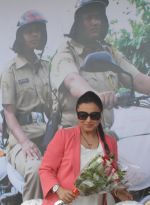 Rani Mukherjee snapped with Mumbai cops on 20th Aug 2014 (5)_53f58b3c38b7e.jpg