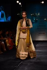 Dia Mirza walk the ramp for Vikram Phadnis at LFW 2014 Day 5 on 23rd Aug 2014 (550)_53fafc63103b2.JPG