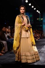 Dia Mirza walk the ramp for Vikram Phadnis at LFW 2014 Day 5 on 23rd Aug 2014 (556)_53fafc6a7115b.JPG