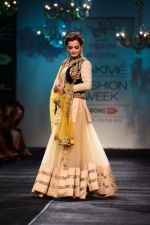 Dia Mirza walk the ramp for Vikram Phadnis at LFW 2014 Day 5 on 23rd Aug 2014 (564)_53fafc72a41ba.JPG