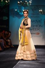 Dia Mirza walk the ramp for Vikram Phadnis at LFW 2014 Day 5 on 23rd Aug 2014 (566)_53fafc74c1d30.JPG